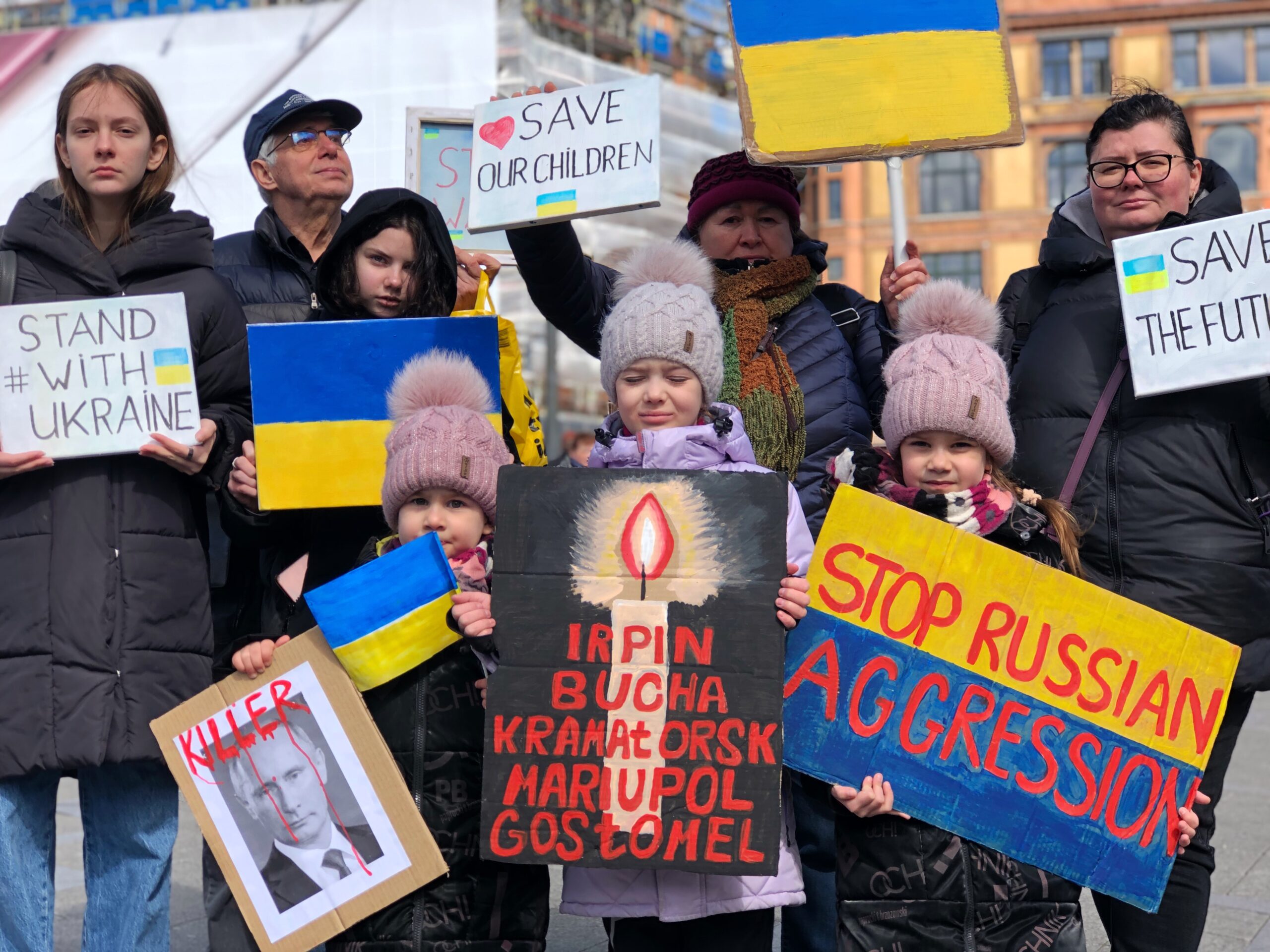Митинги в поддержку украины. Митинг с плакатами. Плакаты в поддержку Украины. Плакат в поддержку России на Украине.